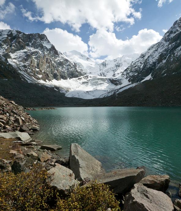 Glaciar lake of the Kashkator peak